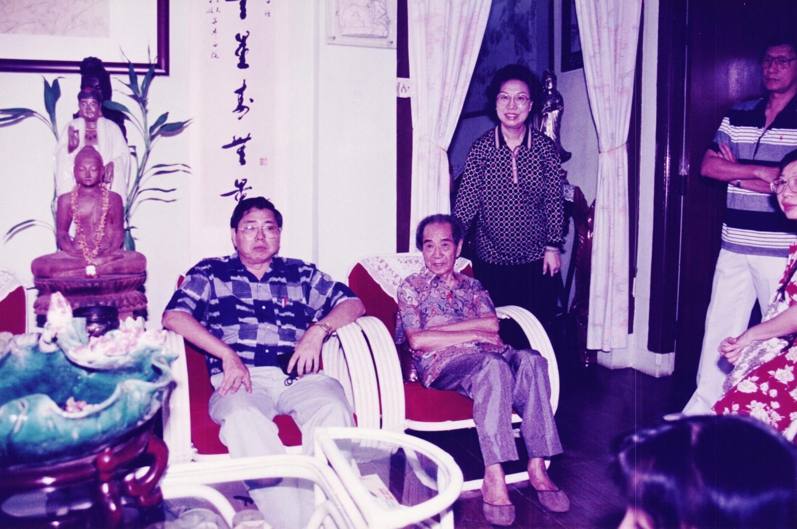 Famous Painter name, 2nd from left , Wong Soo Yen, 3rd from left and other classmates at Artist_s home. Same day her scroll was commented on