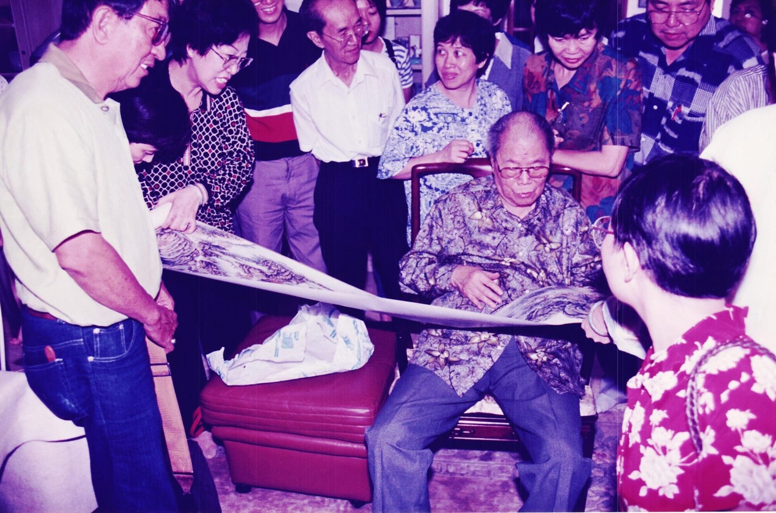 Wong Soo Yen showing her long scroll for Pan Shou.