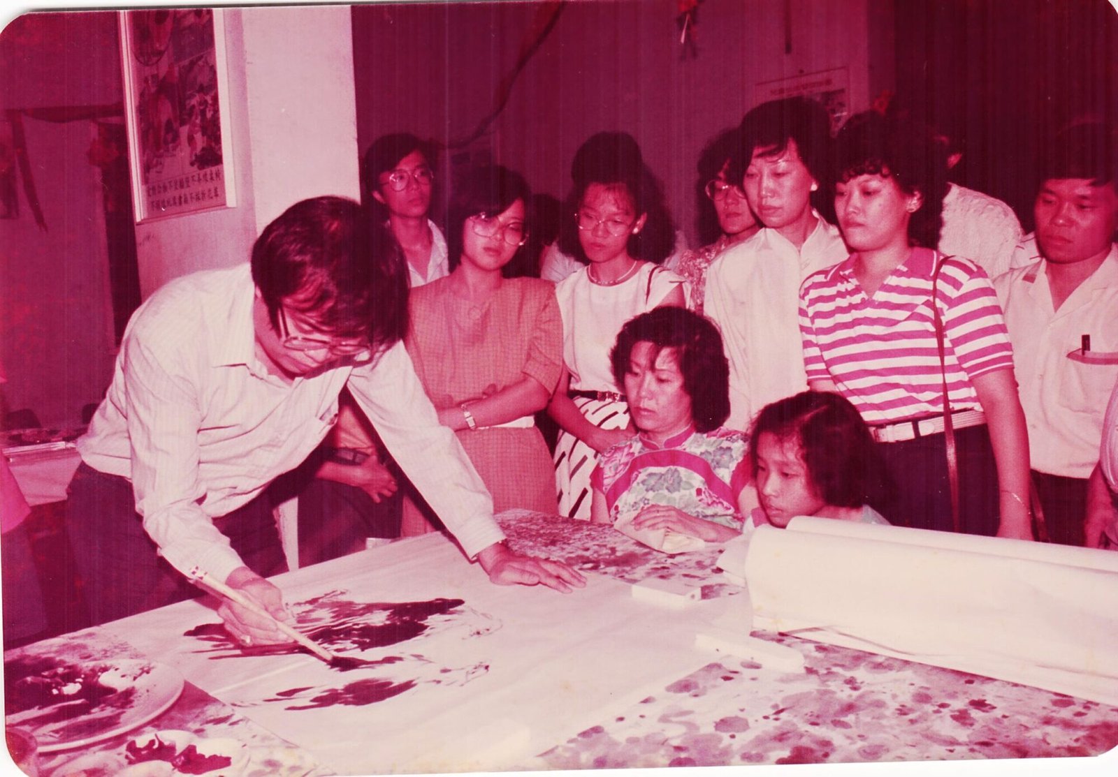 Wong Soo Yen with classmates learning from artist